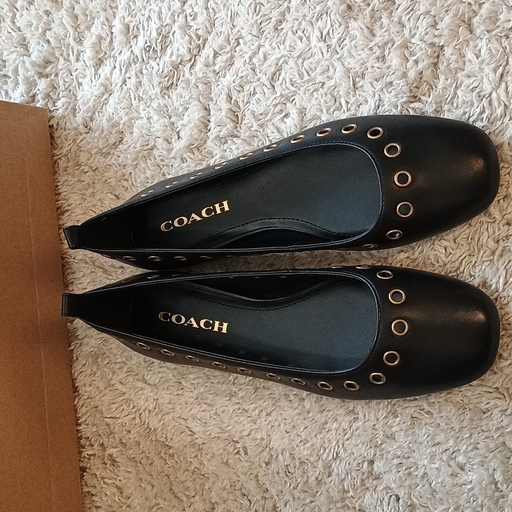 ๐ Coach Black Genuine Leather Grommet Flats - Picture 5 of 9
